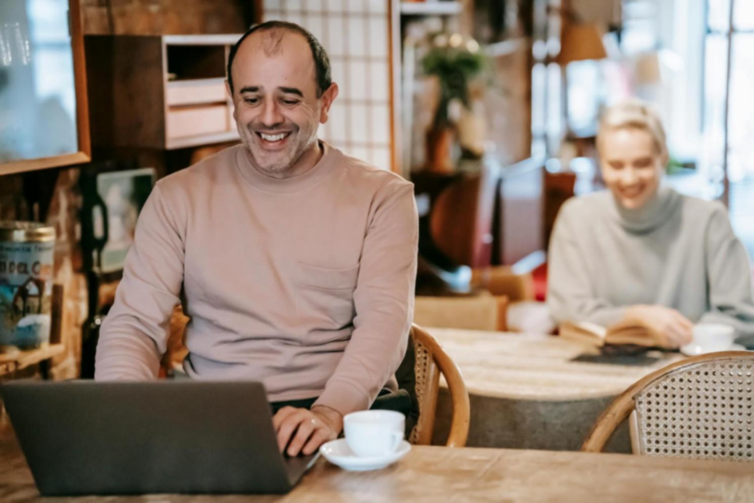 Sessione di mentoring individuale in un ambiente professionale accogliente