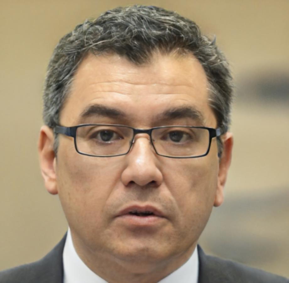 Ritratto professionale di Marco Benedetti, esperto in sviluppo personale